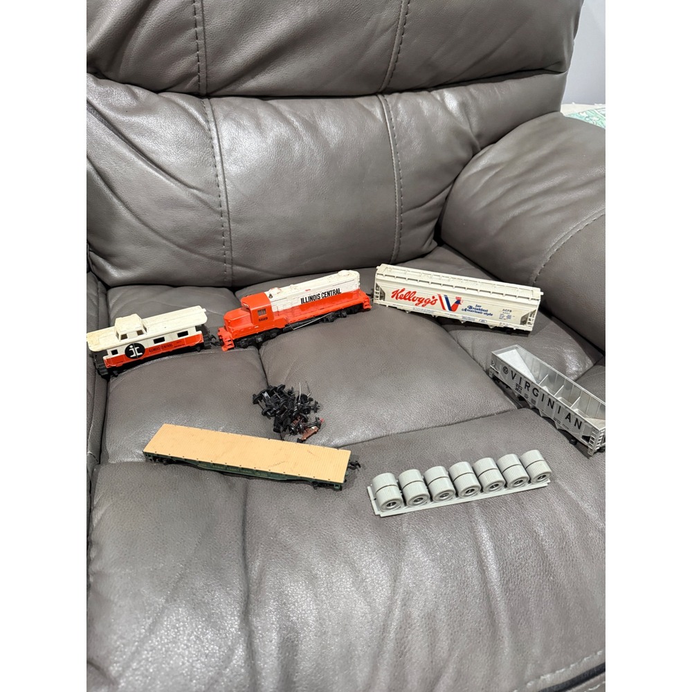 Vintage HO Scale Train Lot Illinois Central Locomotive Kellogg Heinz Cars 5628